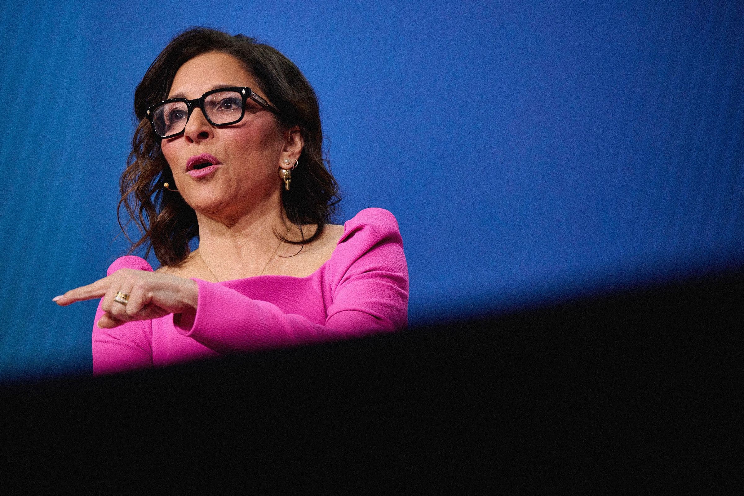 “Linda tried to tame the Twitter beast 🐦💀 but got yeeted 💨 as CEO. What a plot twist! 🔥 #ByeFelicia”