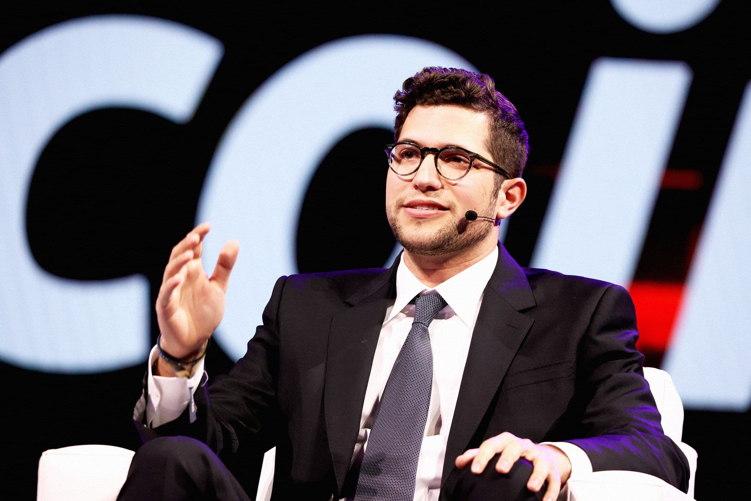 "When your Commerce Sec loves tariffs but his ex-bank is like 'Nah, we’re betting against that' 😂💸🔥 #PeakCap #Cringe"