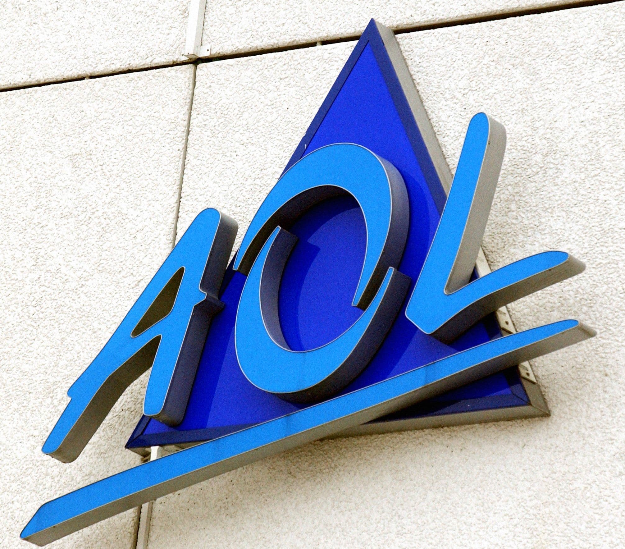 AOL: "Weβre finally pulling the plug on dial-up π΅π»π. Good luck finding that 90s nostalgia, fam!" ππ₯ #RIPDialUp