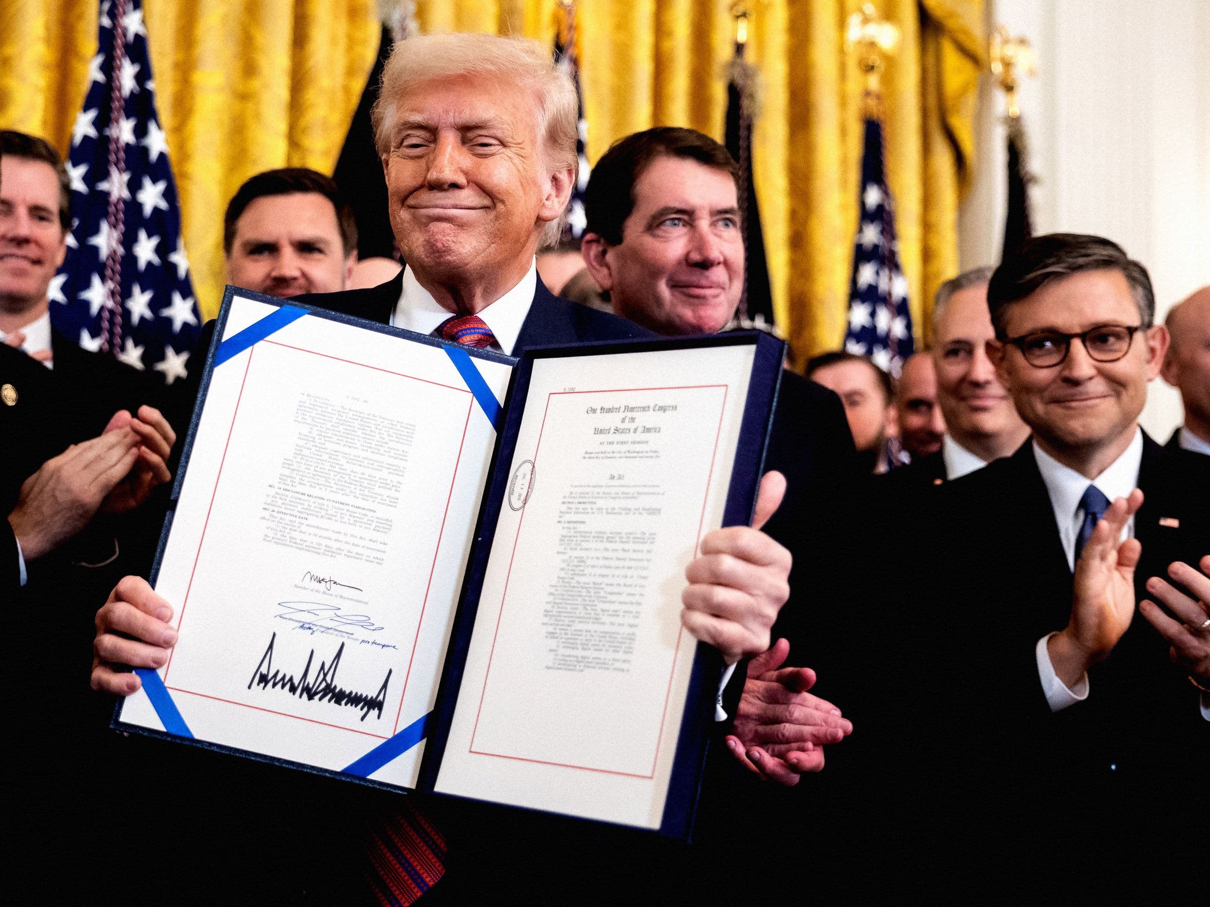 "When stablecoins become the new WWE arena for trillion-dollar smackdowns π°π₯ #CryptoDrama"