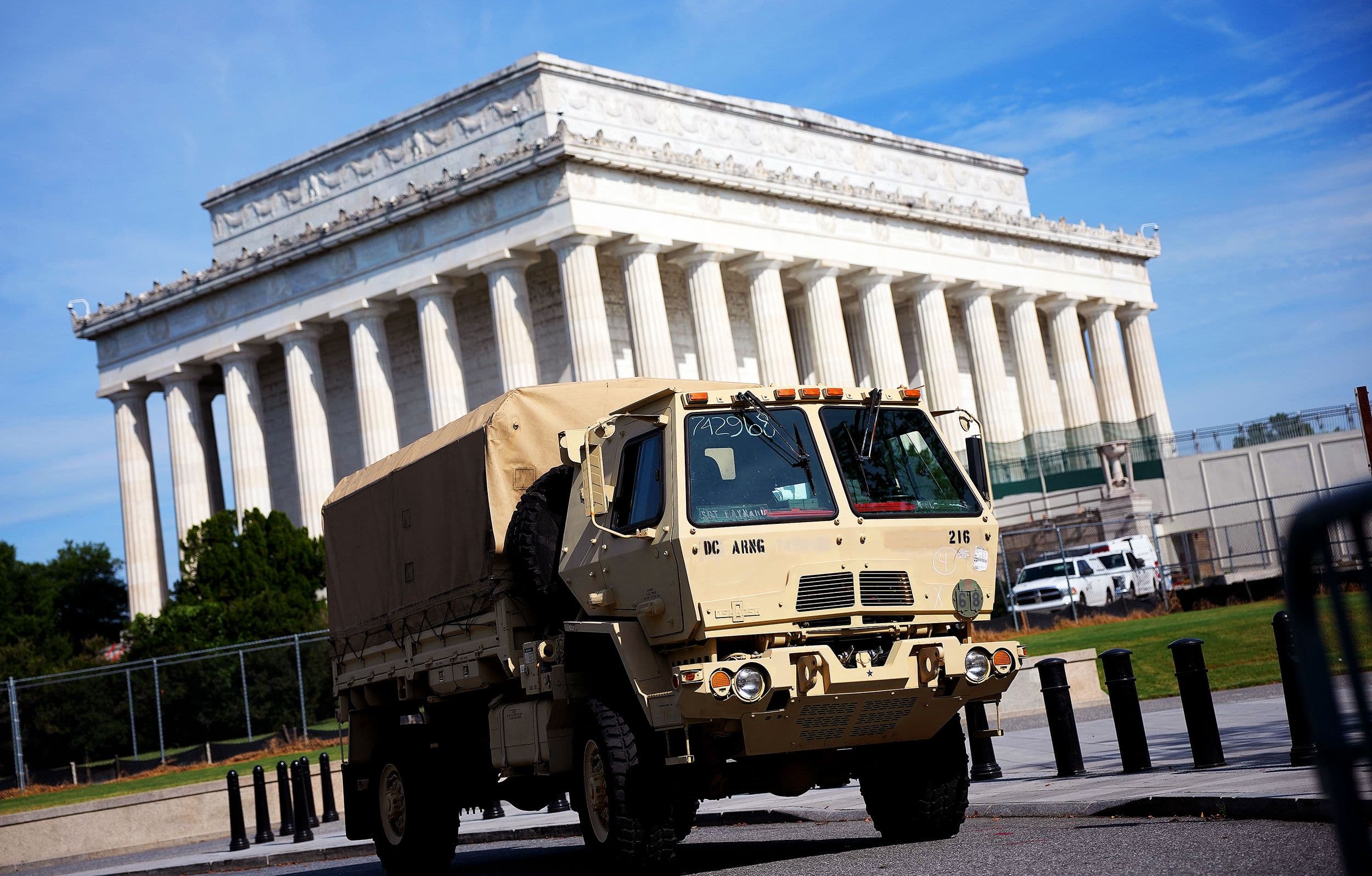 "US Military tryna DIY fix their gear ๐ง๐ช while contractors be like 'not on my watch' ๐ซ๐ธ #BigCope"